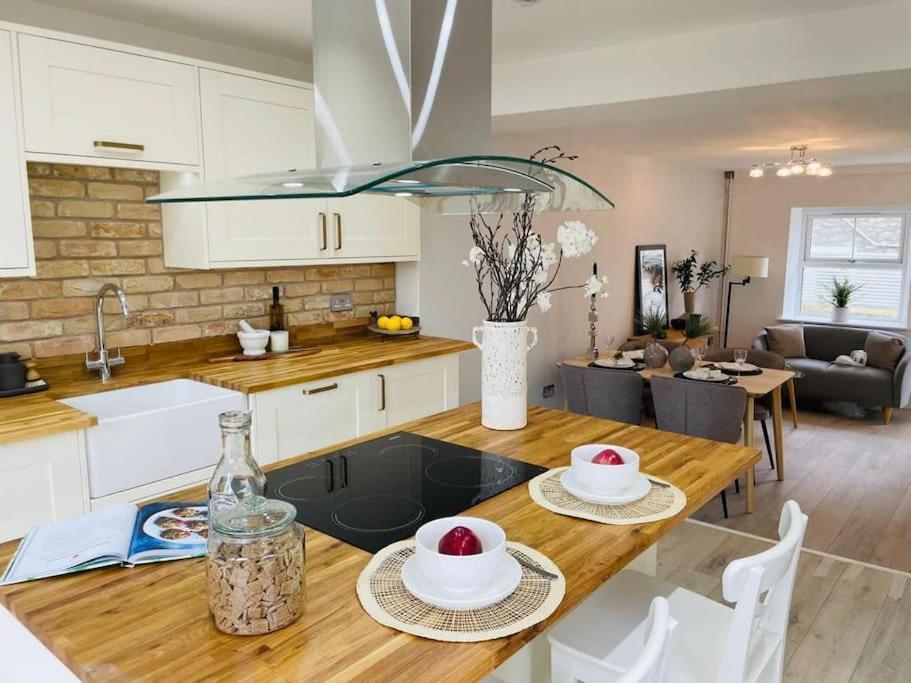 Charming Cottage Close To M4 Bridgend 브리젠드 외부 사진